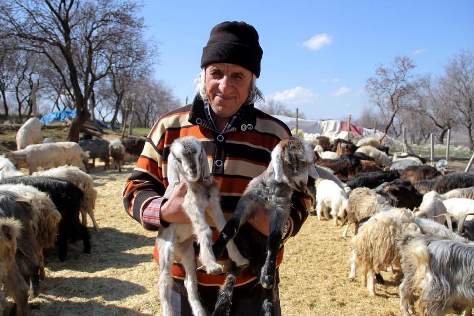 <p>Hayvanlara da bakıyor, kitaplarıyla da ilgileniyor. Zeki iyi biridir, kendisinden çok razıyım. İnşallah okur, diplomasını alır. Zaten yaşımız geçmiş, ne kaldı? Ben 56 yaşındayım, yine de biraz rahat etmek istiyoruz” diye konuştu.</p>