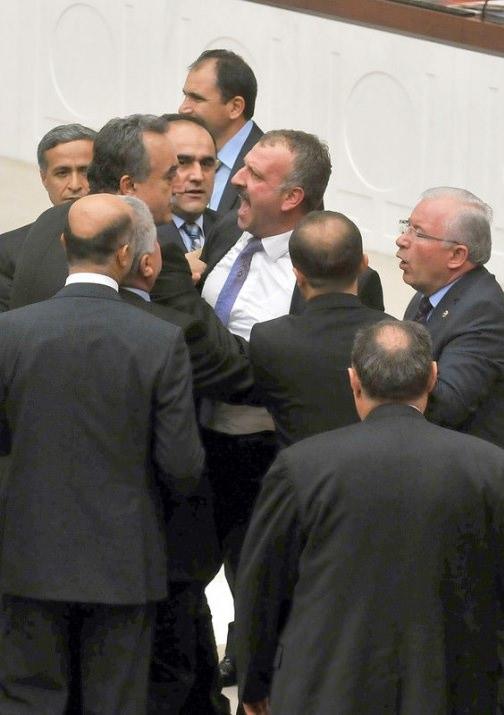 <p>Bağırışma, hakaret, &ccedil;ekiştirme, kavga ve k&uuml;f&uuml;rleşmeler... Futbol deyimiyle 'bunlar Meclis'te g&ouml;rmek ve duymak istemediğimiz hareketler'&nbsp;</p>