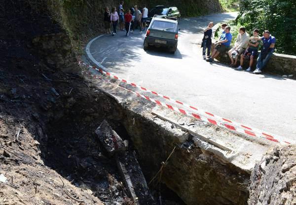 İtalya'da gerçekleştirilen bir ralli büyük bir trajediye sahne oldu. Yoldan çıkan araç yanarak kül oldu. Aracın içinde bulunan 10 yıldır beraber yaşayan nişanlı çift yani pilot ve yardımcısı yanarak feci şekilde can verdi.