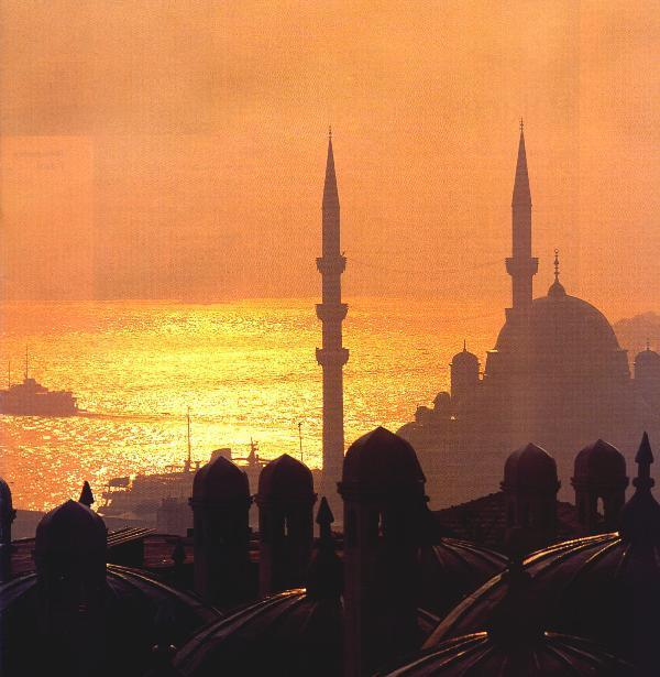 Ancak İstanbul'un kucakladığı camiler bunlarla sınırlı değil. Mimarî anlamda çok dikkat çekmese de kuruluş hikâyesi ilginç pek çok cami İstanbul'un ara sokaklarında gizli. Biz de kıyıda, köşede saklanmış bu camilerin hikâyesini derledik.