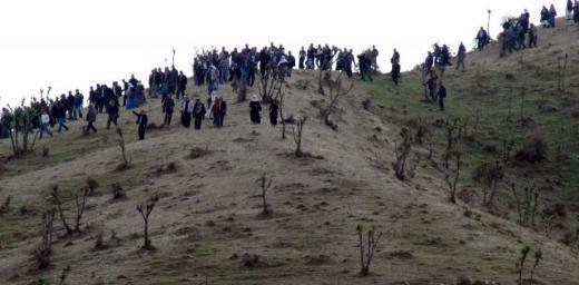ŞIRNAK yakınlarındaki Cudi Dağı’nda öldürülen 5 PKK’lının cesetleri çatışma bölgesine savcının özel izniyle giden aileleri ve sivil toplum örgütü temsilcileri tarafından alındı. 