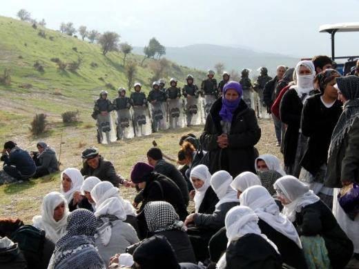 Cudi Dağı eteklerine sırtlarda ve traktörlerle getirilen cenazeler, buradan askeri helikopterle Şırnak’a nakledildi.