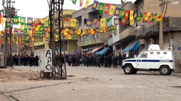 <p><span> Bu arada bir vatandaş TOMA aracının ön camına tırmanıp müdahale olmaması için polise yalvardı. Ancak bu yalvarmalar sonuç vermeyince polis göz yaşartıcı bomba ve basınçlı su kullanarak grubu dağıtmaya çalıştı. Çıkan olaylar kısa sürede yayıldı.</span></p>