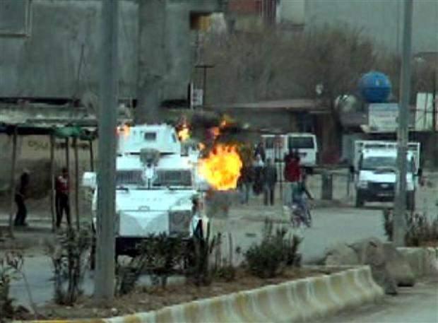 <p>Polisin müdahalesi sonucu İpekyolu'na kaçan göstericiler buradan geçen TIR ve araçları durdurup yolu kapattı. Polisin müdahale ettiği göstericiler ara sokaklara kaçtı.</p>