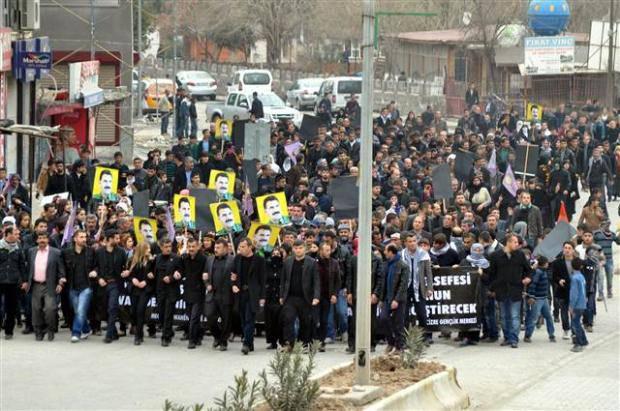 <p><span>Öcalan'ın Türkiye'ye getirilişinin 15'inci yıldönümü nedeniyle kepenklerin kapalı olduğu Şırnak'ın Cizre ilçesinde Nur mahallesindeki BDP ilçe binası önünde bir araya gelen partililer, Cudi mahallesinin Kasaphane sokağında yeni açılan seçim bürosuna toplu halde gitmek için yürüyüşe geçti. </span></p>