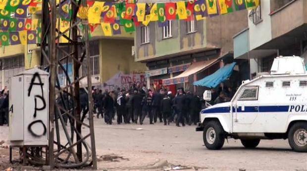 <p><span>Göstericilerin dağılmaması ve yürüyüşe devam etmesi üzerine panzerler göz yaşartıcı gaz bombalarıyla müdahalede bulundu. </span></p>