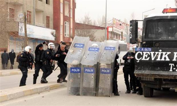 <p><span>Olaylar sırasında BDP'li bazı yöneticiler, taş atanlara engel olmaya çalışırken, bazı kişilerin de TOMA araçlarını önündeki korkuluklara tırmanarak su sıkılmamasını istemesi dikkat çekti. </span></p>