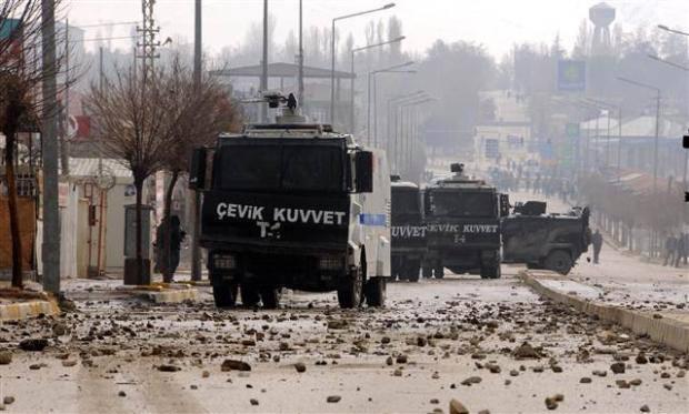 <p><span>BDP Şırnak Milletvekili Selma Irmak'ın da bulunduğu protesto yürüyüşe katılanlar arasında, yaklaşık 50 kişilik yüzleri maskeli bir grup da yer aldı. </span></p>