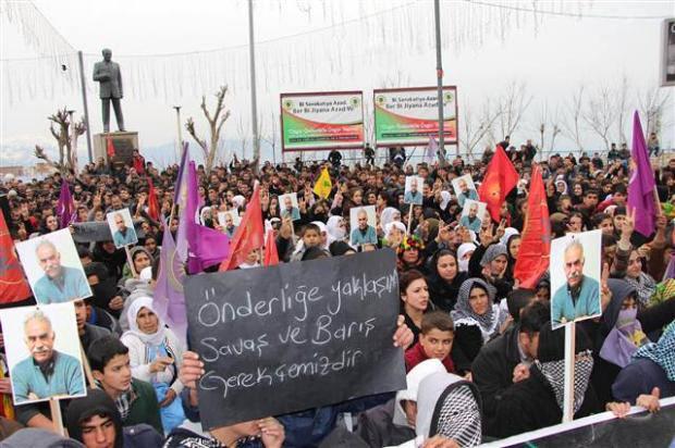 <p><span>BDP Milletvekili Selma Irmak olay yerinden hemen uzaklaşırken, göstericiler zırhlı araçla birlikte kaymakamlık binasına molotof, havai fişek ve taşlarla saldırdı.</span></p>