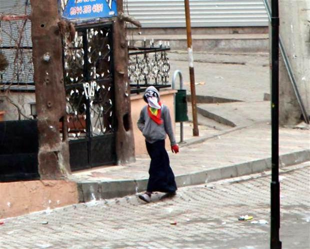 <p><span>Çeşitli cadde ve sokaklarda olaylar devam ederken, polis kent merkezinde geniş güvenlik önlemleri aldı. Bir saate yakın süren çatışmanın ardından göstericiler Bağlar Dörtyol semti tarafına geri geçildi. Çok sayıda takviye polis kuvvetinden sonra gösterici gruplar dağıldı.</span></p>