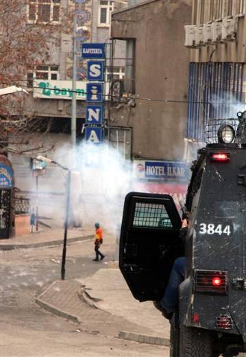 <p><span>Van'ın ayrı noktalarında gelerek birleşen kalabalık Cumhuriyet Caddesi üzerinde toplandı. </span></p>