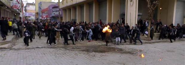 <p><span>Kaymakamlık binasına bulunan polisler de pencelerden göstericilerin bulunduğu noktaya gaz bombası attı.</span></p>