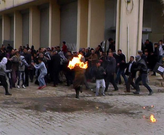 <p><span>Alev alan zırhlı araç da olay yerinden uzaklaştıktan sonra, TOMA'lardan sıkılan suyla yangın söndürüldü.</span></p>