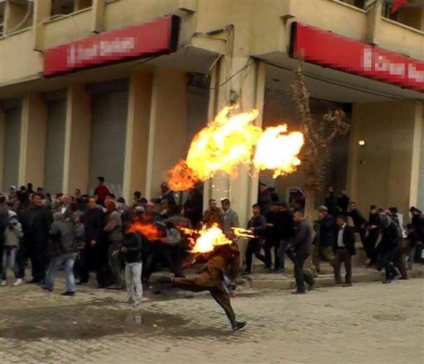 <p><span>BDP Iğdır İl Başkanlığı önünde toplanan bir grup, Belediye Meydanı'na kadar yürüyerek 765 sayılı Türk Ceza Kanunu'nun (TCK) 125. maddesine göre, "vatana ihanet" suçundan idam cezasına çarptırılan ve AB uyum yasaları ile idam cezası kaldırıldığı için İmralı Cezaevinde ömür boyu hapse mahkum edilen Abdullah Öcalan lehine slogan attı. </span></p>