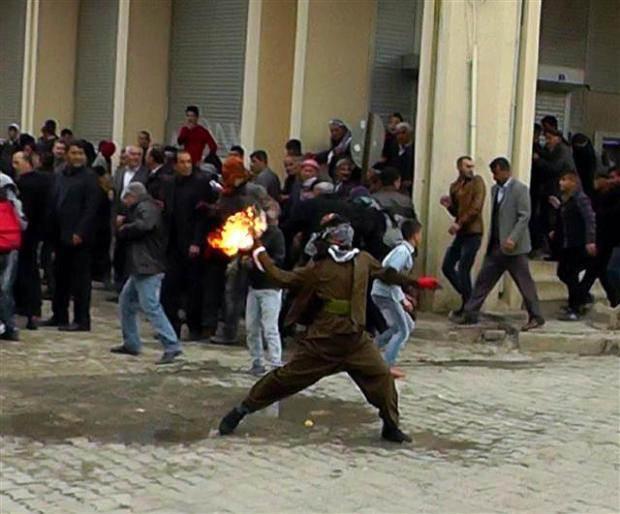 <p><span>Belediye Meydanı'nda basın açıklaması yapan grup ile bu sırada buraya gelen başka bir grup karşılıklı slogan attı. Bunun üzerine önlem alan çevik kuvvet polisi, gerginliğin yaşanmasını önledi.</span></p>