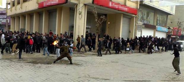 <p><span>Kalabalığın önü, Ordu Caddesi'nde toplumsal müda</span><span>hale araçları (TOMA'lar) tarafından kesildi. Bunun üzerine grupta bulunan bazı kişiler polislerin bulunduğu bölgeye taş, molotofkokteyli, havai fişek ve ses bombaları attı.</span></p>