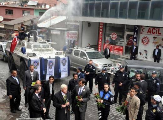 Bitlis Valisi Veysel Yurdakul&rsquo;un da katıldığı program, Emniyet M&uuml;d&uuml;r&uuml; Sadettin Akg&uuml;&ccedil;&rsquo;&uuml;n telsiz anonsu ile başladı. G&uuml;l suyunun sıkılmasının yanı sıra esnaflara g&uuml;l dağıtımının da yapıldığı programda konuşan Bitlis Valisi Veysel Yurdakul, &ldquo;Alemlere rahmet olarak g&ouml;nderilen Peygamber Efendimizin Kutlu Doğum Haftası dolayısıyla Bitlis&rsquo;te vatandaşlarımızın, esnaflarımızın ve kamu personellerimizin katılımı sokakta kutlama yapıyoruz.