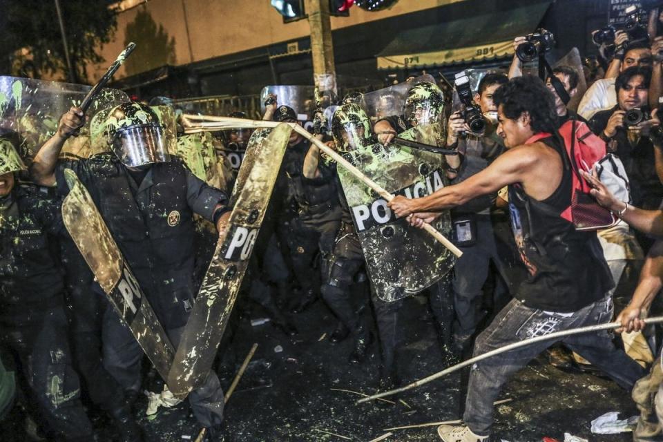 <p>Peru'nun başkenti Lima'da yeni iş hukuku yasasını protesto eden binlerce genç yürüyüş düzenledi. 18-24 yaş arası gençlerin sosyal haklarını etkileyen yasayı protesto eden çoğu öğrenci binlerce genç, zaman zaman polis ile arbede yaşadı.</p>