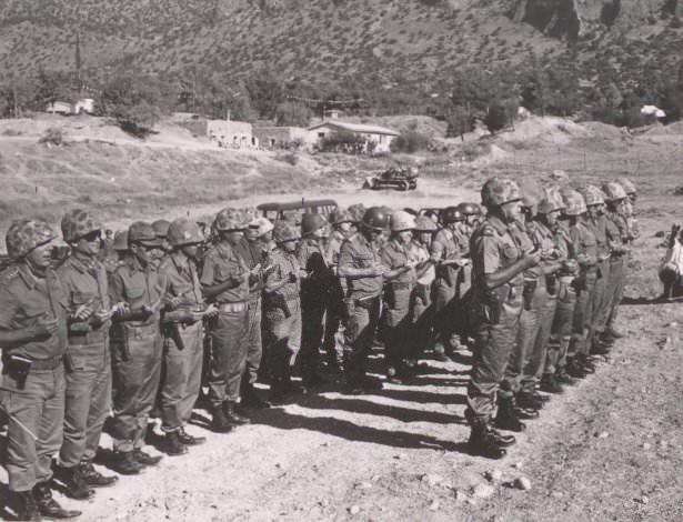 <p>Harekâtı İdare Eden Komutanlarımız Şehitlerin Huzurunda</p>

<p> </p>
