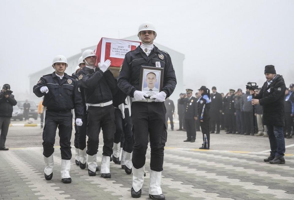 <p>Şırnak'ın Cizre ilçesinde geçen hafta terör örgütü PKK mensuplarıyla çıkan çatışmada yaralanan ve tedavi gördüğü GATA'da şehit düşen Özel Harekat Polisi Ahmet Atilla Güneş için Gölbaşı'ndaki Özel Harekat Daire Başkanlığında tören düzenlendi.</p>
