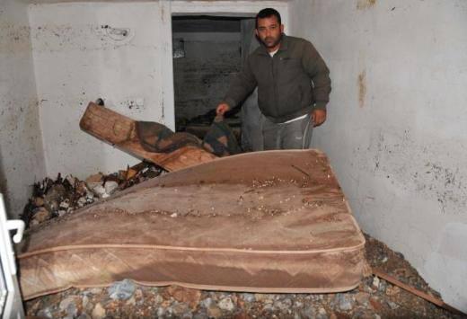 Muğla'nın Bodrum ilçesine bağlı Güvercinlik'te ana isale hattının patlaması sonucu çok sayıda ev iş yerini su bastı. Sokakların dereye döndüğü Güvercinlik'te park halindeki araçlar da çamur ve taşların altında kaldı.