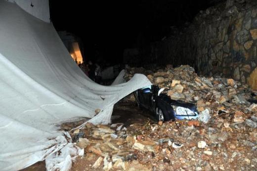 Muğla'nın Bodrum ilçesine bağlı Güvercinlik'te ana isale hattının patlaması sonucu çok sayıda ev iş yerini su bastı. Sokakların dereye döndüğü Güvercinlik'te park halindeki araçlar da çamur ve taşların altında kaldı.