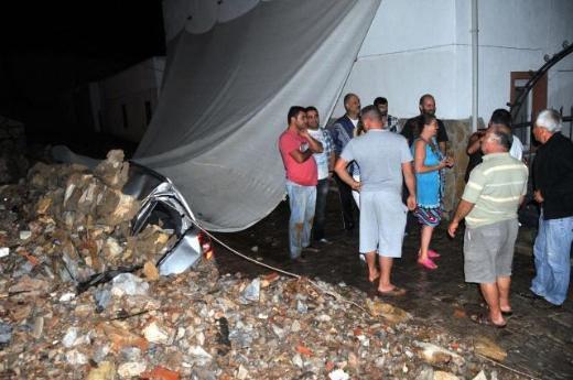 Muğla'nın Bodrum ilçesine bağlı Güvercinlik'te ana isale hattının patlaması sonucu çok sayıda ev iş yerini su bastı. Sokakların dereye döndüğü Güvercinlik'te park halindeki araçlar da çamur ve taşların altında kaldı.