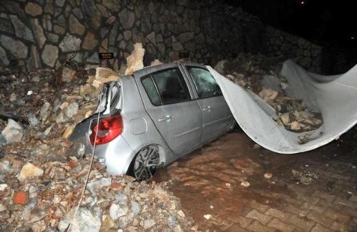 Muğla'nın Bodrum ilçesine bağlı Güvercinlik'te ana isale hattının patlaması sonucu çok sayıda ev iş yerini su bastı. Sokakların dereye döndüğü Güvercinlik'te park halindeki araçlar da çamur ve taşların altında kaldı.