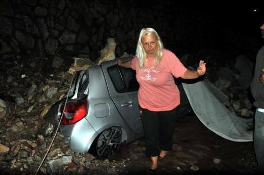 Muğla'nın Bodrum ilçesine bağlı Güvercinlik'te ana isale hattının patlaması sonucu çok sayıda ev iş yerini su bastı. Sokakların dereye döndüğü Güvercinlik'te park halindeki araçlar da çamur ve taşların altında kaldı.