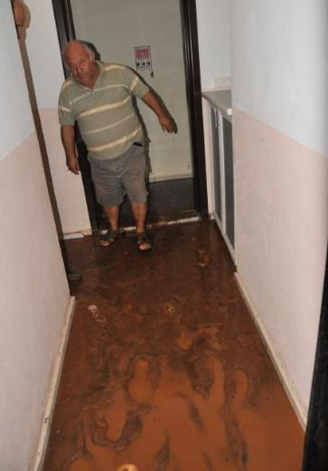 Muğla'nın Bodrum ilçesine bağlı Güvercinlik'te ana isale hattının patlaması sonucu çok sayıda ev iş yerini su bastı. Sokakların dereye döndüğü Güvercinlik'te park halindeki araçlar da çamur ve taşların altında kaldı.