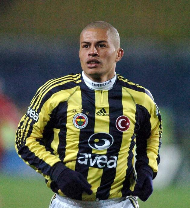 ALEX: "1995 yılında kazandığım ilk para ile aileme ev aldım. Çünkü bence hayatta en kötü şeylerden biri, bütün bir ay o parayı bir başkasına vermek için çalışmak.