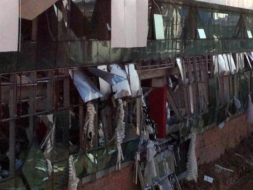 Patlamanın ardından olay yerine gelen itfaiye ekipleri yangını kısa sürede söndürdü.