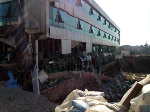 İGDAŞ ekipleri de binaya gelen doğalgazı kesti. Giriş katta bulunan restoran ve üst katlardaki bürolarda ise ağır hasar meydana geldi.