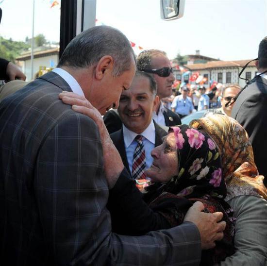 <p>Konuşmasını tamamlayan Erdoğan, kendisini bekleyen 100 yaşındaki Hasibe Nine'nin yanına gitti.</p>