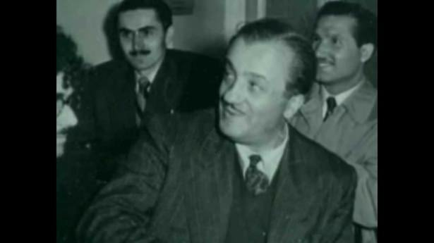 <p><strong>Nasıl Geçirir?</strong><br />
Necip Fazıl’a, “Allah, deveyi iğnenin deliğinden geçirebilir mi?” diye sormuşlar. “Evet geçirir” demiş. Bunun üzerine “deveyi mi küçültür, yoksa iğneyi mi büyültür?” demişler. Necip Fazıl, İlahi kudretin sonsuzluğunu ifade babında, şu cevabı vermiş:<br />
– Ne deveyi küçültür, ne iğneyi büyültür. Gökteki yıldızları senin gözbebeğine sığdırdığı gibi, vızır vızır geçirir.</p>