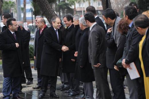 Bakan Kılı&ccedil;&rsquo;ı Samsun Havalimanı&rsquo;nda karşılamak isteyenler uzun kuyruk oluşturdu.