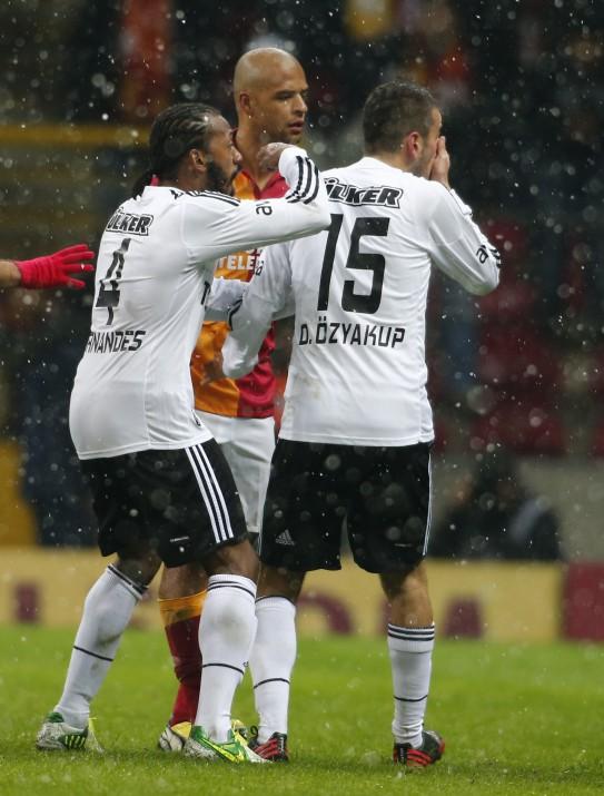 Özkalfa'nın kararının ardından sahayı terkeden Melo'ya Fatih Terim de tepki gösterdi ve Brezilyalı futbolcuya direkt soyunma odasına gitmesini söyledi.  