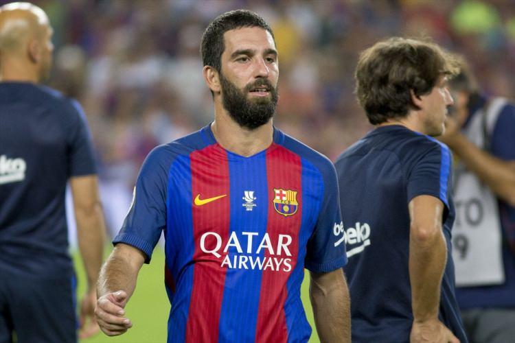 <p><strong>ARDA DAHA YENİ BAŞLIYOR</strong><br />
<br />
İspanyol basını sezon başında Barcelona'dan göndermek için elinden geleni yaptığı Arda Turan'ın harika performansı karşısında tecrübeli futbolcuya övgüler dizmeye devam ediyor.</p>