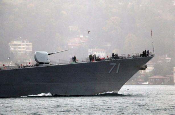 <p>154 metre uzunluğundaki geminin geçişi sırasında baş ve kıç bölümünde bulunan silahların başında nöbetçi olduğu gözlendi.</p>
<p> </p>