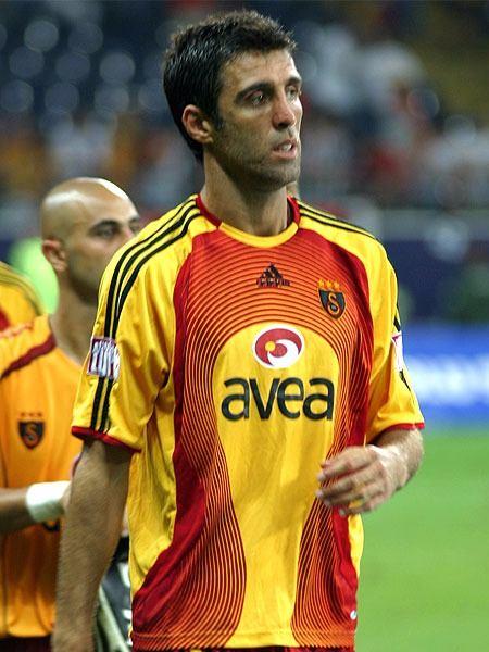 <p><span style="color:rgb(255, 255, 255)">Türkiye Ligi tarihinde 249 golle en çok gol atan futbolcu olan Hakan Şükür, lig tarihindeki ilk golünü 1988-1989 sezonunda Eskişehirspor'a, 100. golünü 1996-1997 sezonunda Altay'a, 200. golünü 2003-2004 sezonunda Samsunspor'a, son golünü ise 2007-2008 sezonunda Hacettepe (Gençlerbirliği Oftaş)'a atmıştır.</span></p>
