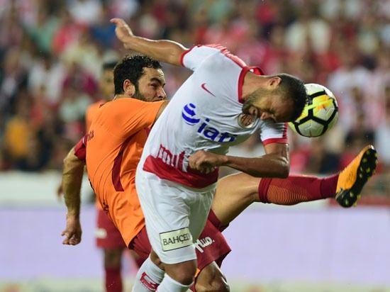<p>Galatasaray'ın kaptanı Selçuk İnan, Badou Ndiaye'nin yerine oyuna 62. dakikada dahil oldu. Kaptanlık pazubandının oyuna girdikten sonra Selçuk'a verilmesi ve tecrübeli yıldızın ortaya koyduğu futbol ile son dakikada kullandığı frikikler, sosyal medyada tepki gördü.</p>
