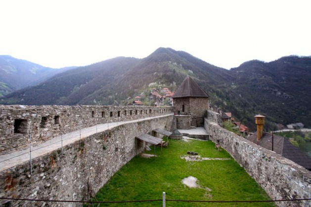 <p>Mostar kentinden güneye doğru gidildiğinde, yaklaşık 10 kilometre uzaklıktaki Türk köyü Poçitely de taş evleri, kalesi, hamamı ve camisiyle turistlerin tercih ettiği mekanlardan. Bosna topraklarında Türkler tarafından 16. yüzyılda kurulan ilk köy olma özelliği taşıyan Poçitely, dünyanın en iyi minyatür yerleşim birimlerinden biri olarak gösteriliyor.</p>