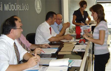 <p>Buna göre, kamu kurumlarından, 2013 yılı için alınması planlanan memur sayısının yaklaşık iki katı talep geldi. 2013 yılı bütçe kanuna göre, devlet bu yıl içinde kamu kurumlarına 65 bin, üniversitelere de 14 bin yeni personel alacak.</p>