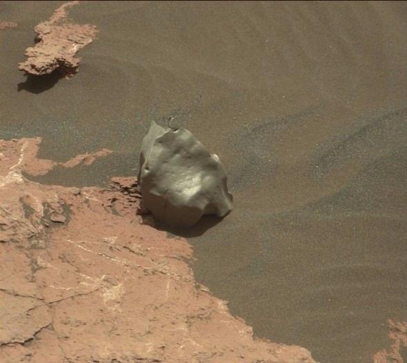 <p>Mars'tan gelen fotoğraflarda sık sık tanımlanamayan cisimler göze çarpıyor. Bu kez NASA'nın Dünya'ya gönderdiği bu görüntüde Mars'ın üzerinde hiçbir benzeri olmayan taş parçası dikkat çekti.</p>

<p> </p>
