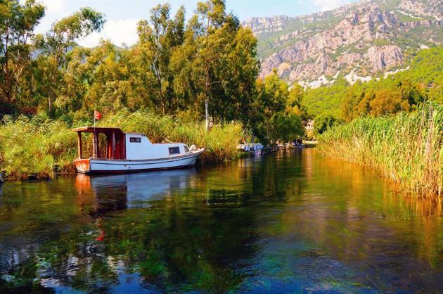 <p>Fethiye′′nin kalabalık merkezinden sadece 10 dakika uzaklıktaki Şövalye Adası′′nda küçük bir otel ve sahile inşa edilmiş birkaç ev var.</p>