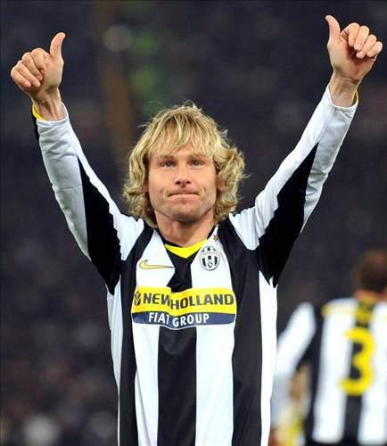 PAVEL NEDVED Henüz yıldızı parlamadığı yıllarda Galatasaray'a önerildiği, ancak genç yaşı nedeniyle veto yediği iddia ediliyor.