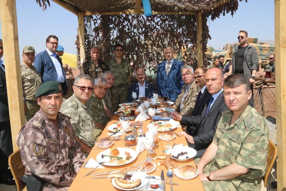<p><strong> "Şehitler Tepesi boş değil"</strong></p>
<p>Soylu, bölgedeki Kale Tepe'de geçen sene terör örgütüne karşı büyük mücadele verildiğini anımsatarak, "Cumhurbaşkanımızın söylediği Şehitler Tepesi boş değil. İşte bu toprakta hem ay yıldızlı bayrağımızın dalgalanması için hem de hürriyetimizin ve birliğimizin bu ülkede devam edebilmesi için fedayı can edenler, yani sadece yattıkları yer değil aslında, sadece aramızda olmaları değil, şehitler tepelerinde ortaya koydukları kahramanlık ve büyük üstün mücadele bizim burada rahat adım atmamızı ve rahat tedbir almamızı sağlıyor. Minnettarız Allah razı olsun." ifadesini kullandı. </p>