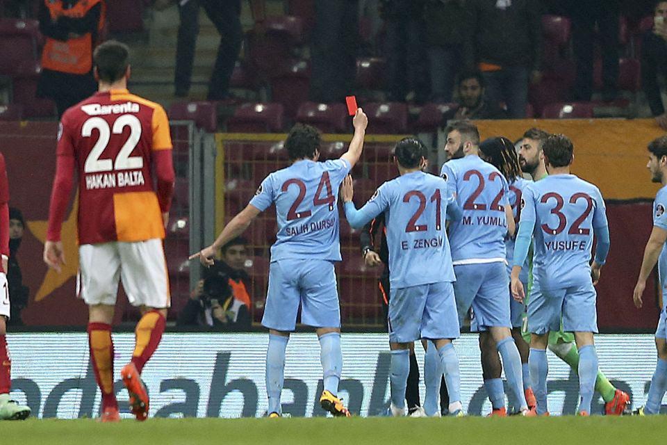 <p><strong>Hakeme kırmızı kart</strong><br />
<br />
Spor Toto Süper Lig'de Galatasaray ile Trabzonspor takımları Türk Telekom Arena'da karşı karşıya geldi. Trabzonsporlu oyuncu Salih Dursun, kararlarına tepki olarak elindeki kırmızı kartı alarak hakem Deniz Ateş Bitnel'e gösterdi.<br />
<br />
<strong>Berk Özkan</strong></p>