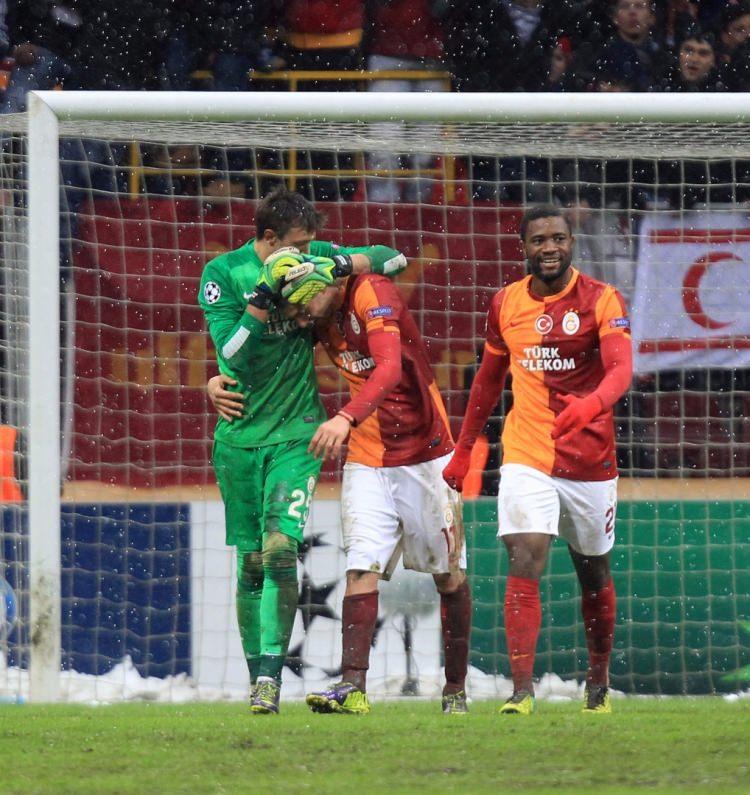 <p>O fotoğraftan takımda kalan iki isim var birincisi Muslera</p>

