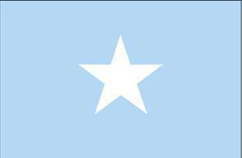 Somali/ Açık mavi (turkuaz) zeminin ortasındaki büyük beyaz ve beş kollu bir yıldızdan oluşur.Beş kollu yıldız eski ve daha geniş olan Somali sömürge bölgesinin şimdilerde kendi başlarına ülkeler olan iç bölgelerini temsil eder: Cibuti, Etiyopya, Somali,Eritre ve Kuzey Kenya Somalisi.